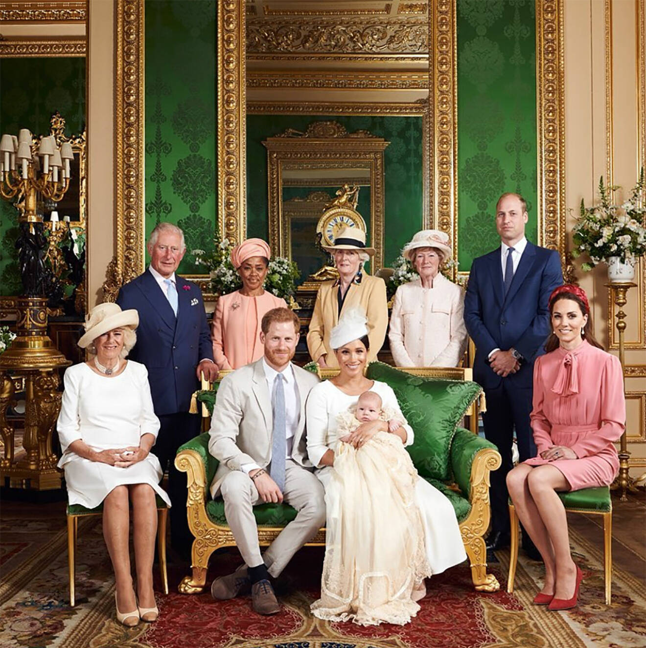 Från vänster i bakre raden ser vi prins Charles, Doria Ragland, Dianas två systrar, prins William. Främre raden från vänster ser vi Camilla, Harry, Meghan och Archie och till sist Kate. 