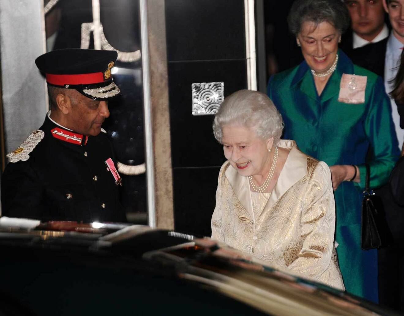 Drottning Elizabeth anländer till en välgörenhetsmiddag på Claridge’s.