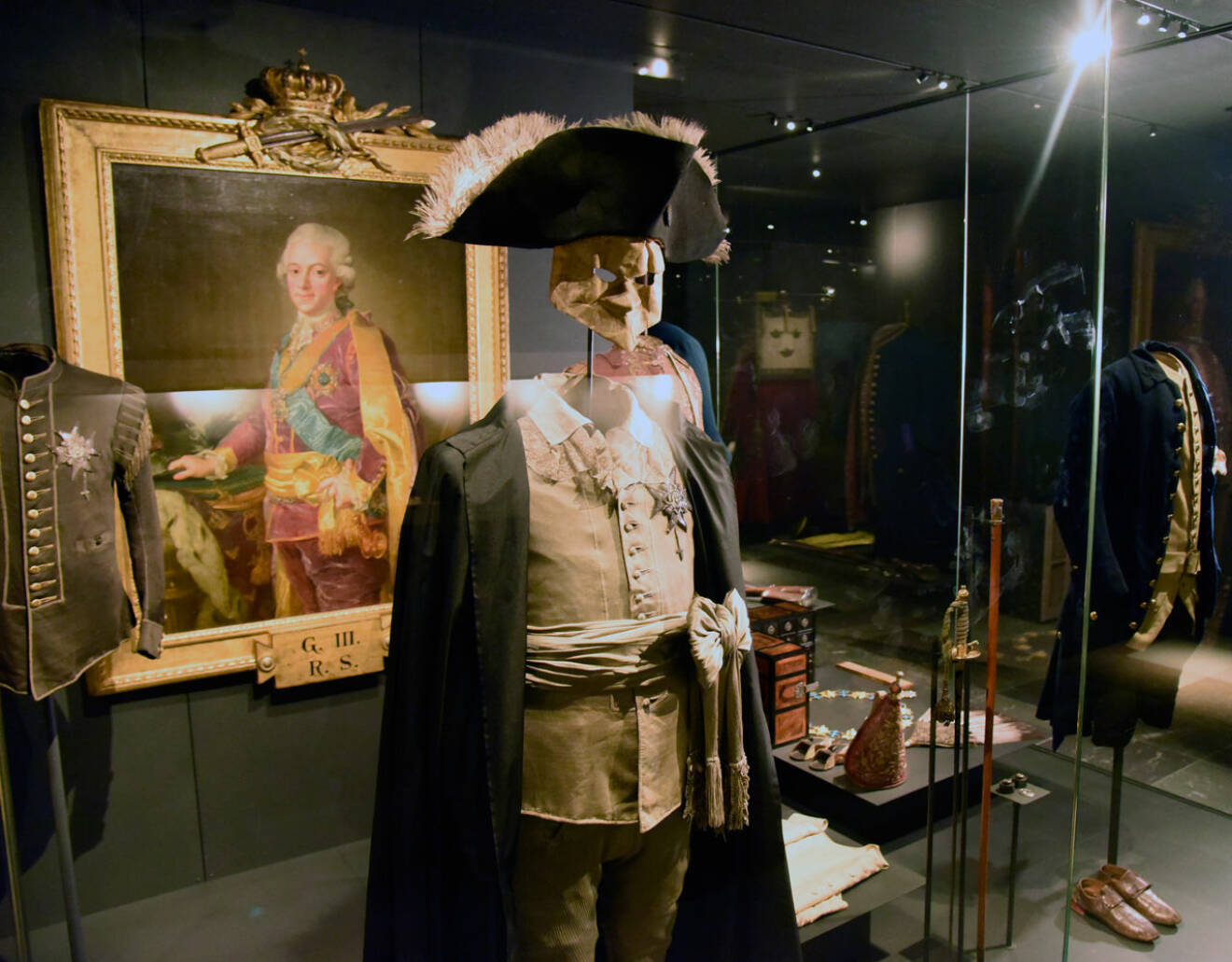 Maskeraddräkten som Gustav III bar när han blev skjuten på Kungliga Operan. Skotthålet med blodfläckar finns kvar. Den visas på Livrustkammaren.
