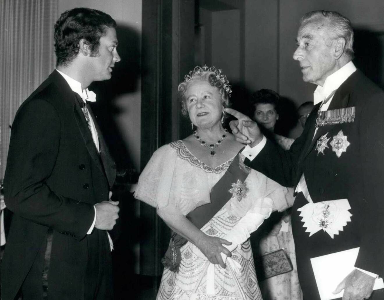 Kungen på hotell Claridge's i London med Queen Mum och lord Mountbatten.
