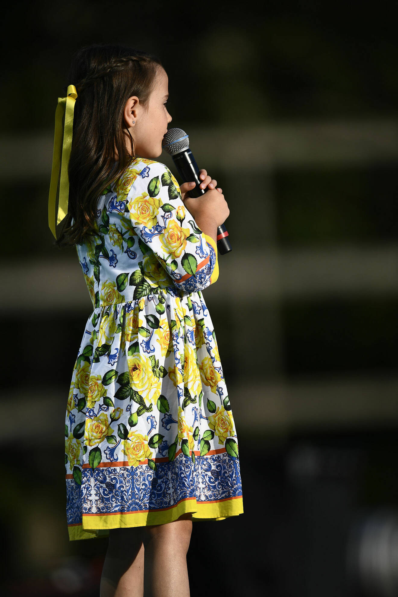 Sjuåriga Saga imponerade när hon klev ut på Borgholms Idrottsplats och sjöng låten Goliat. 