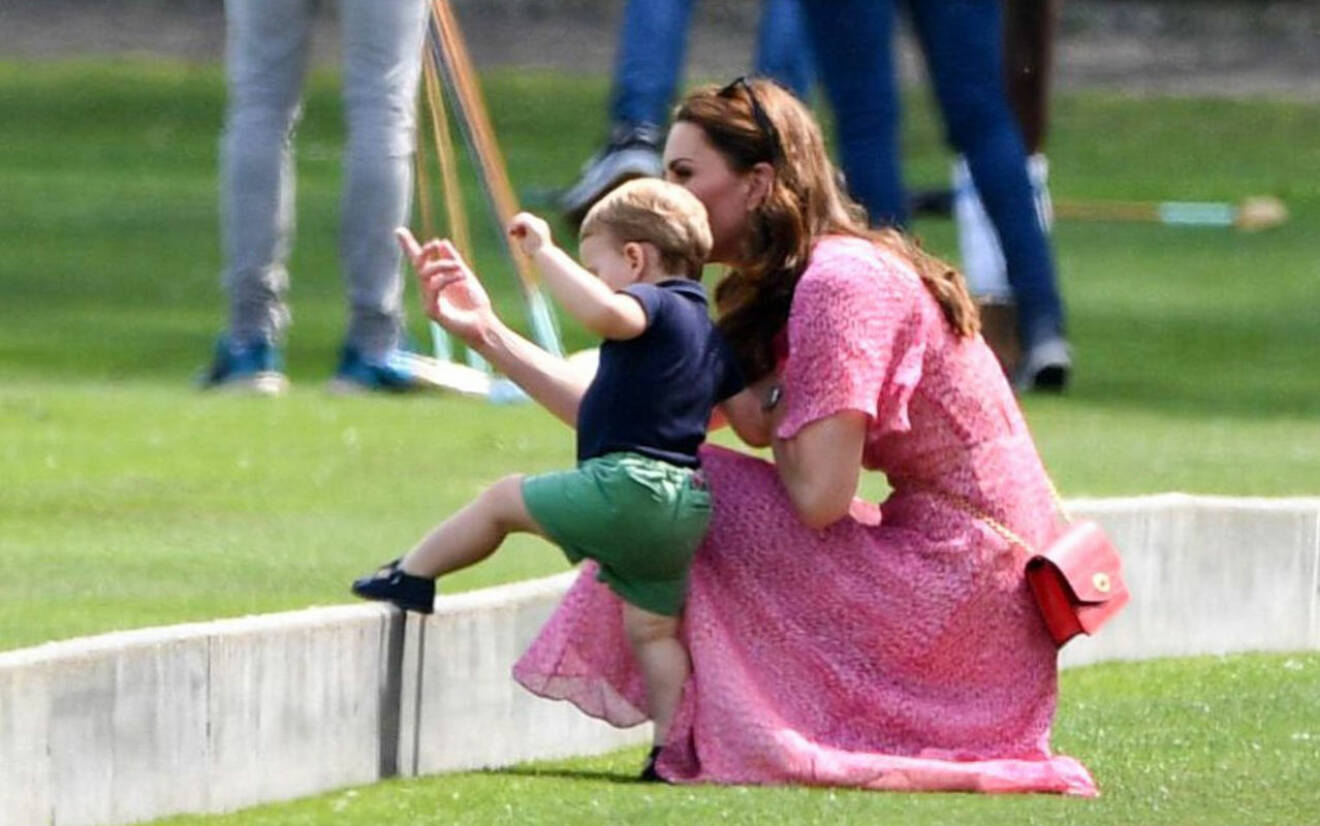 Kate med prins Louie på polomatch.