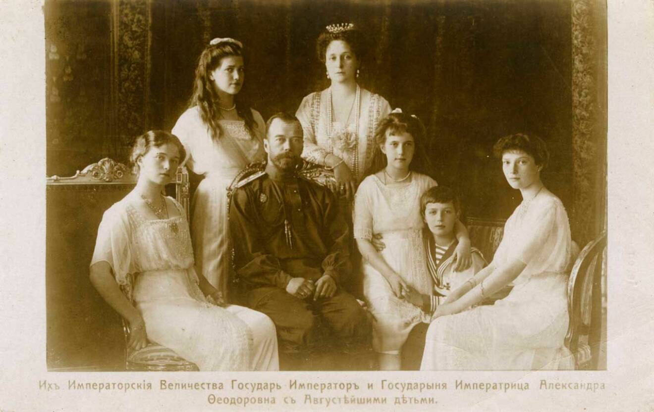Tsar Nikolaj II, 1914, med hustrun Alexandra och barnen