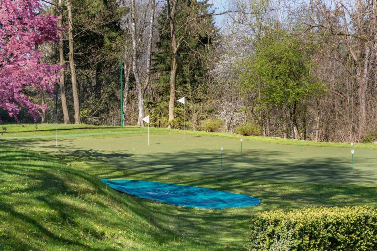 En putting green för eleverna att träna golf på. 