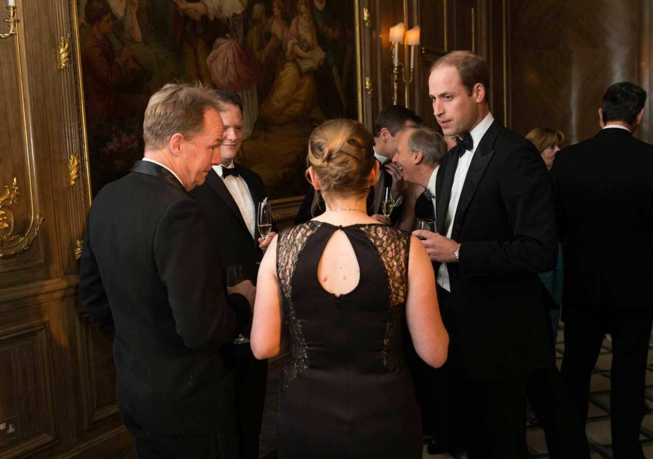 Prins William minglar på hotell Claridge's i London.