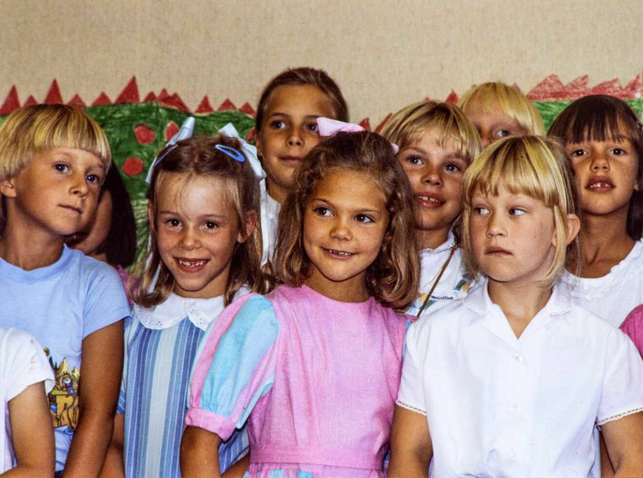 Kronprinsessan Victorias första skoldag i Smedsslättskolan. Det är den 21 augusti 1984 och fröken heter Ulla-Britta Wahlberg.