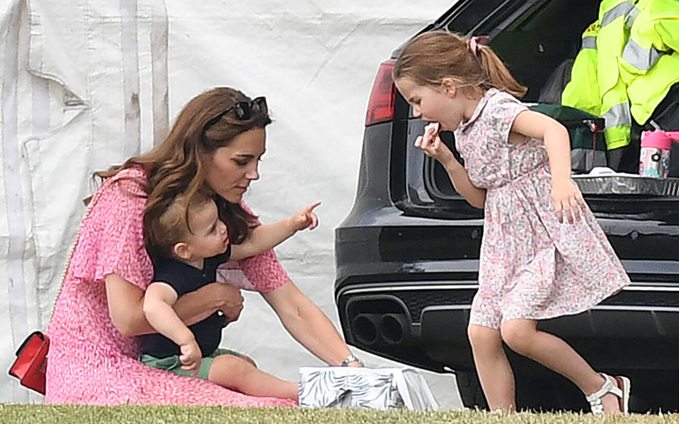 Kate på baklucke-picknick med sina barn Louie och Charlotte.