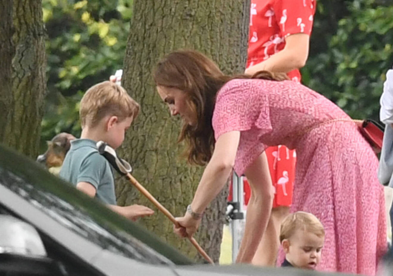 Prins George spanar in en poloklubba med mamma Kate.