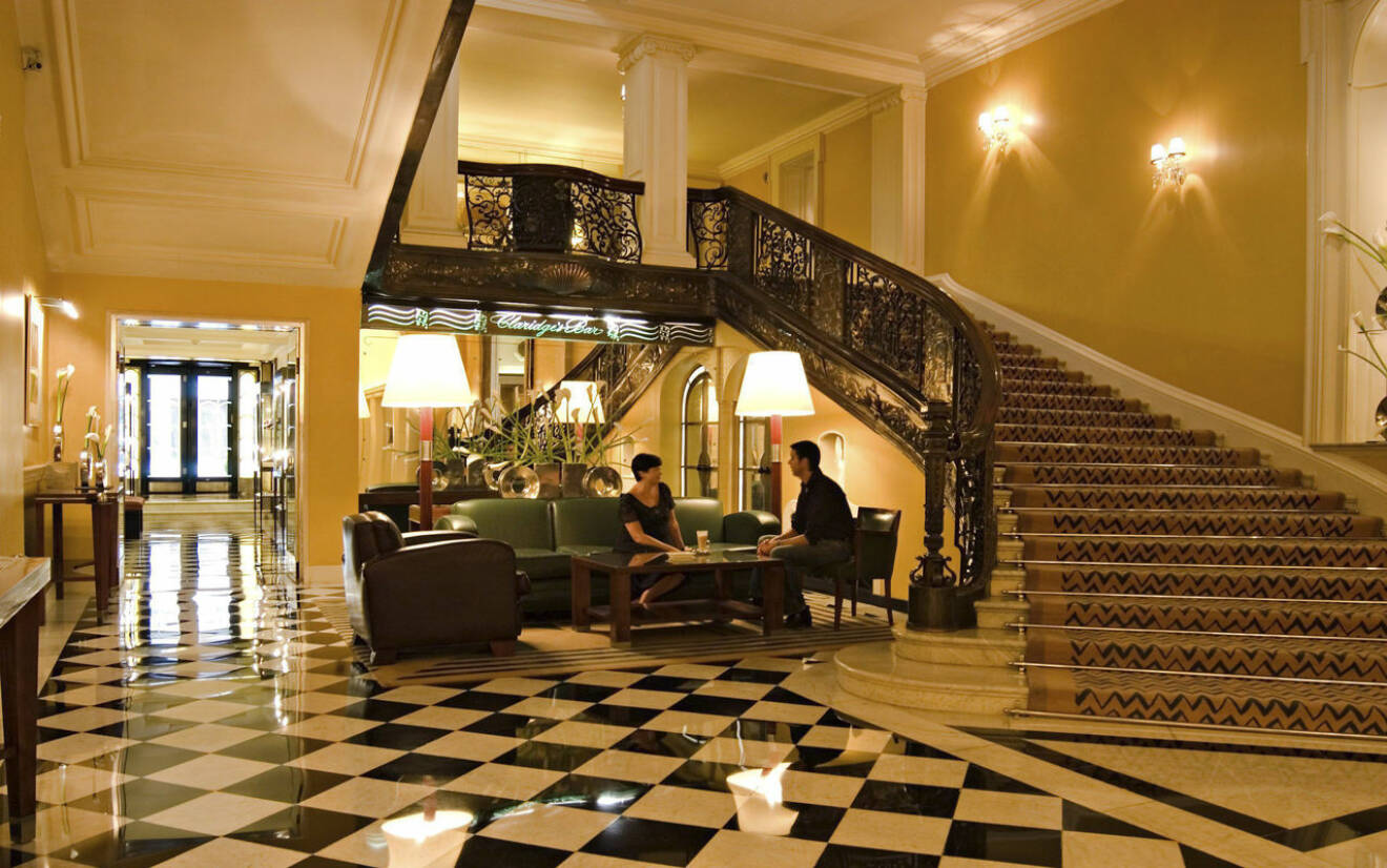 Lobbyn på Hotel Claridge's i London, med den berömda trappan.