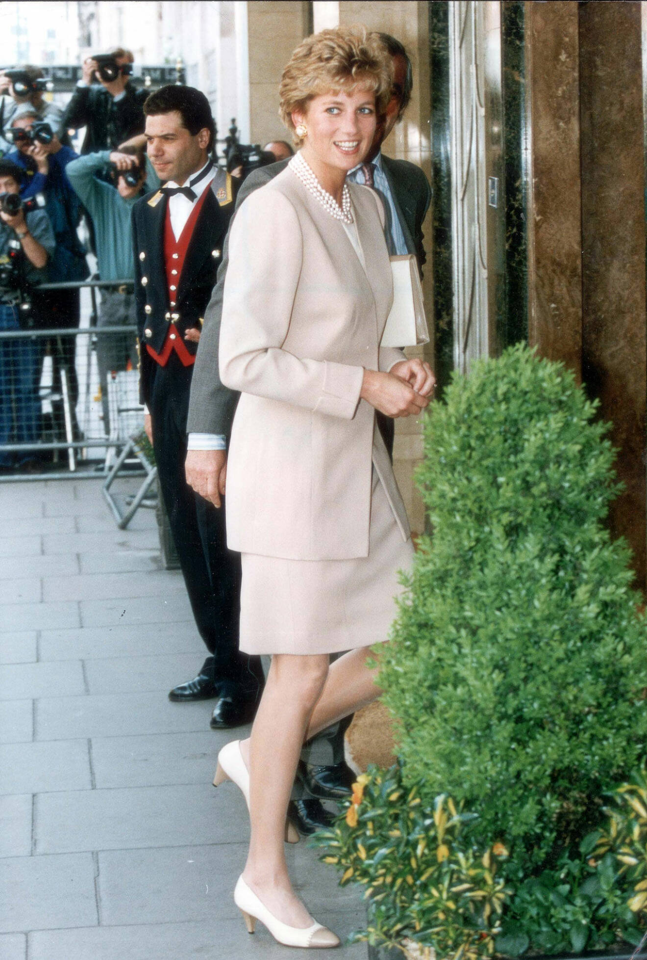 Prinsessan Diana på väg in på Hotel Claridge’s i London 1993.