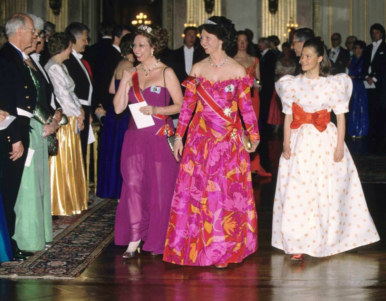 Kronprinsessan Victoria på sin första galamiddag - i sin första långa klänning.