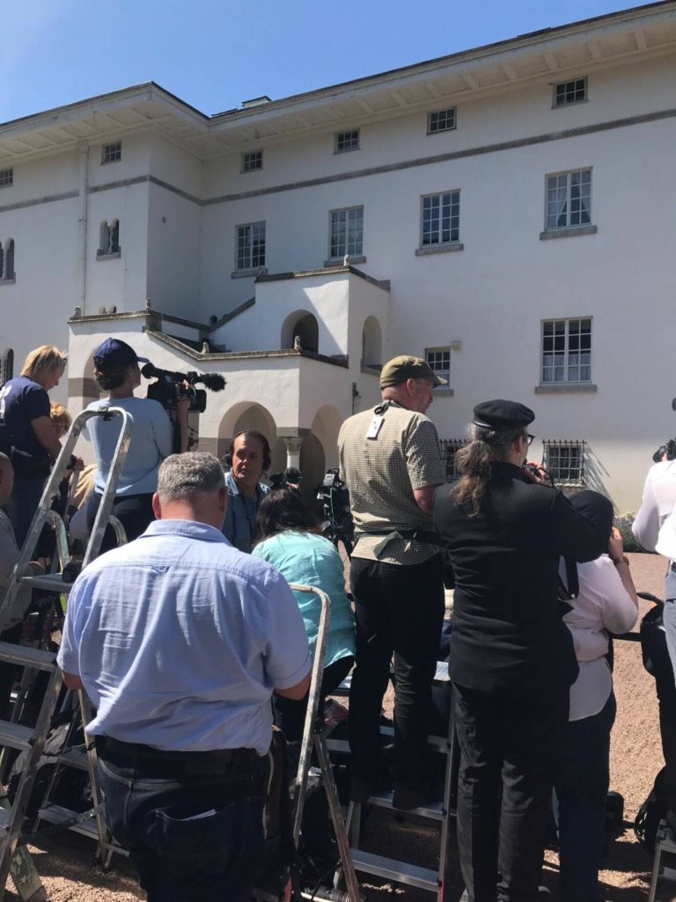 50 journalister och fotografer var på plats utanför Sollidens slott!