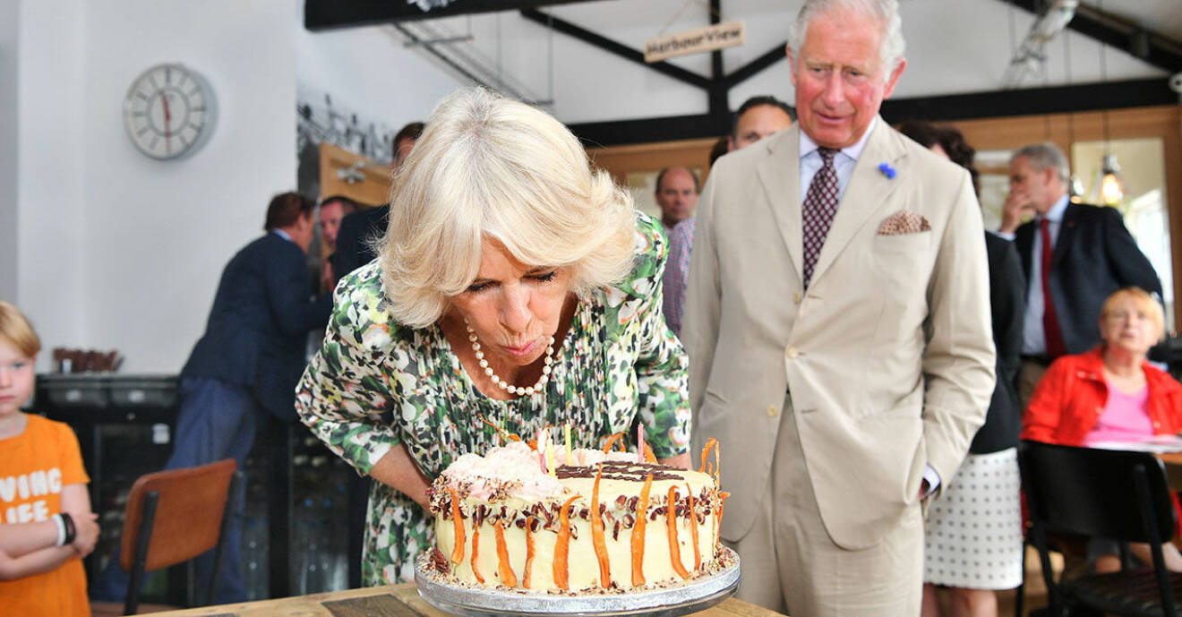 Camilla blåser ut ljusen på tårtan