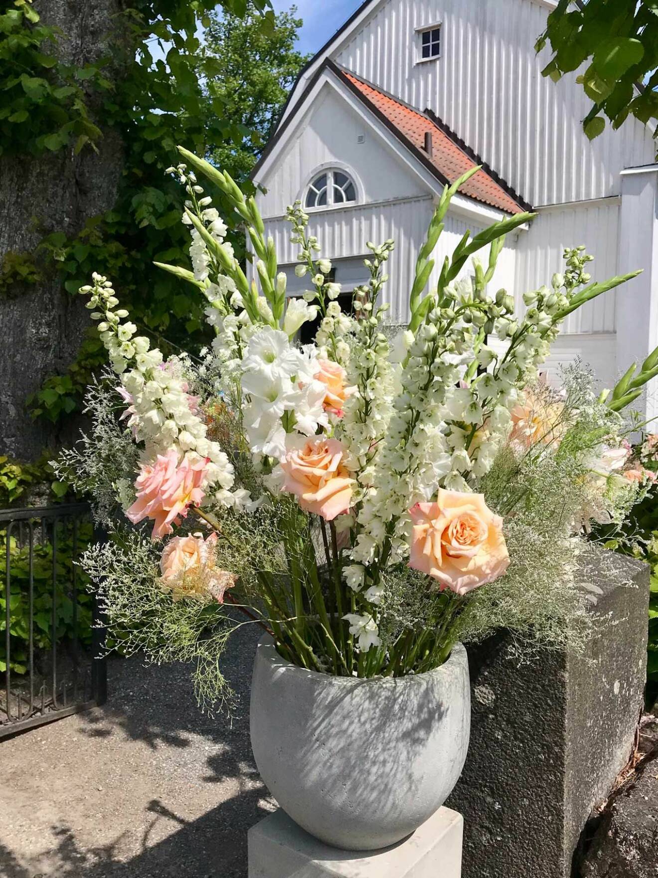 Blommor utanför Dalarö kyrka