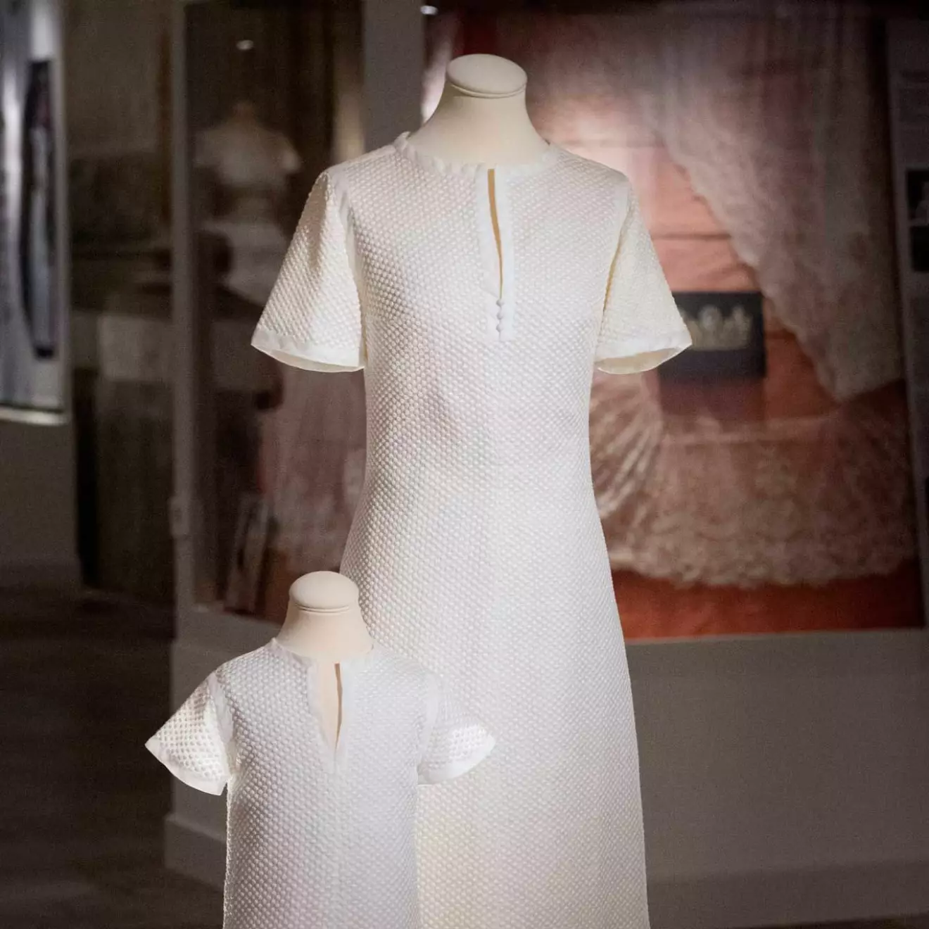 Näbbklänningarna och tärnklänningen från kungaparets bröllop, i design av Dior och Marc Bohan.