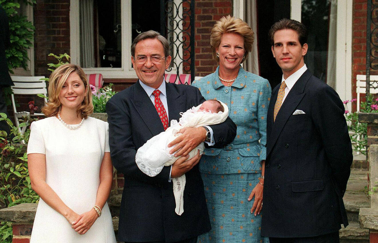 Kung Constantine. drottning Anne Marie, kronprins Pavlos och kronprinssessan Marie-Chantal med nyfödda Maria-Olympia 1996.