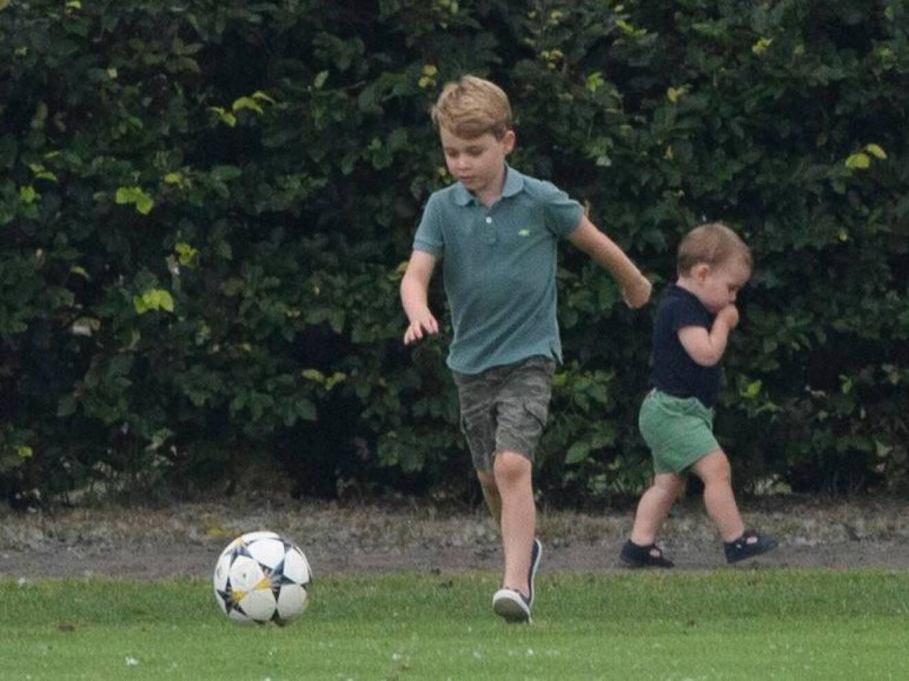 Prins George spelade fotboll under familjeutflykten i början av juli.