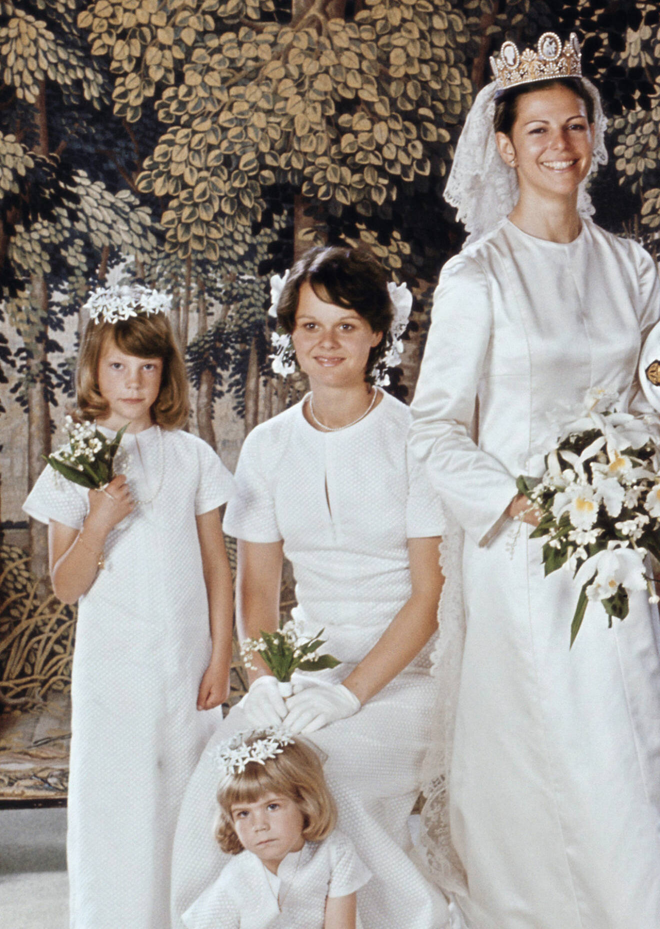 Drottning Silvia som brud 1976 med sin tärna Carmita Sommerlath och två av brudnäbbarna: Hélène Silfverschiöld och Amelie Middelschulte.