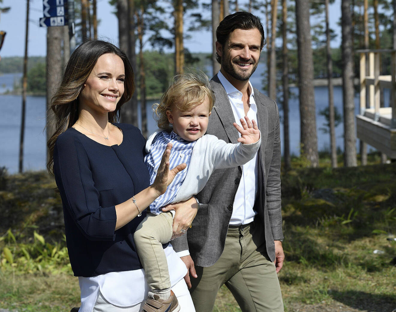 Prins Alexander tillsammans med mamma Sofia och pappa Carl Philip på sitt första besök i Södermanland. 