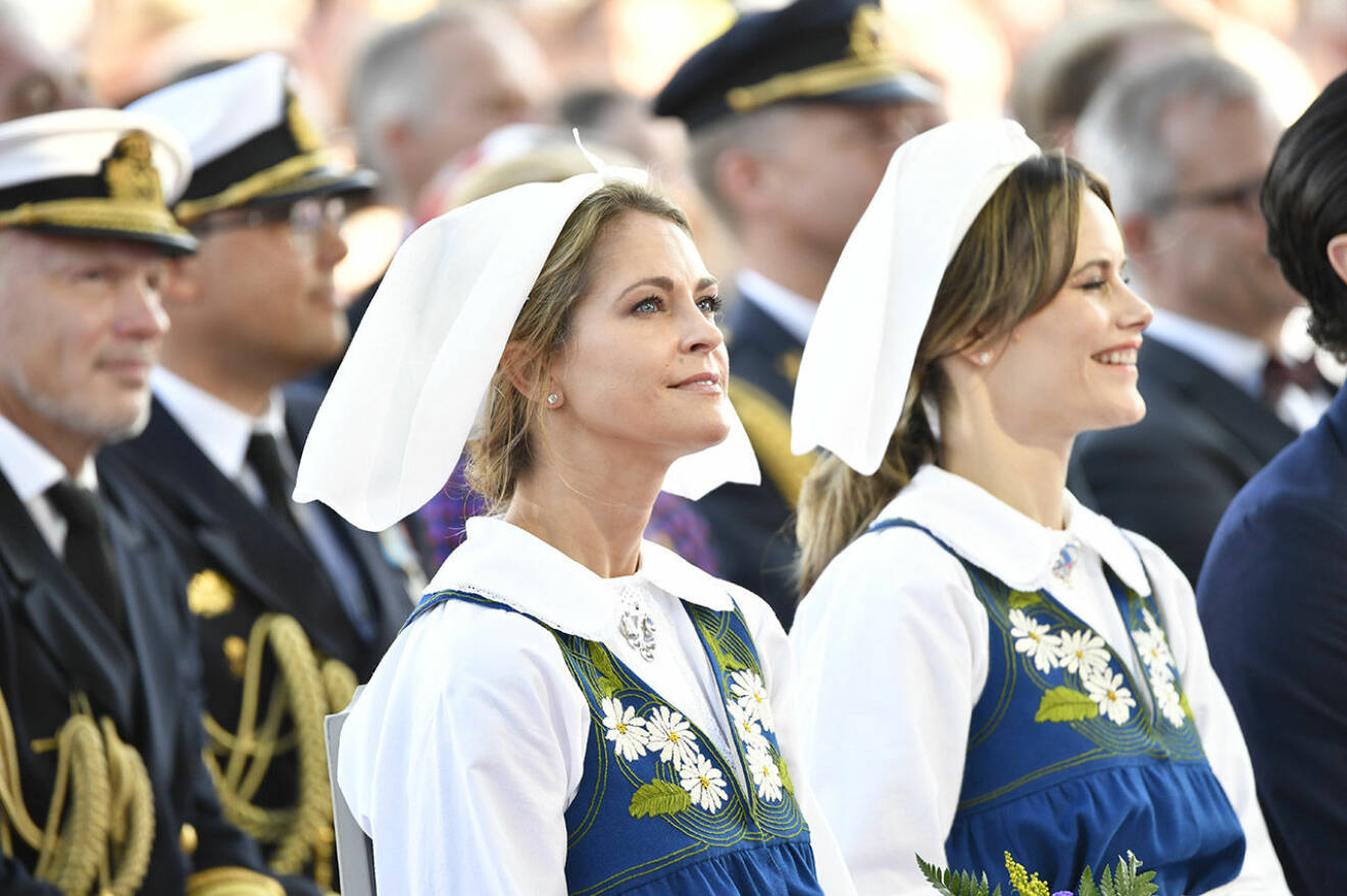 Prinsessan Madeleine och prinsessan Sofia på nationaldagen. 