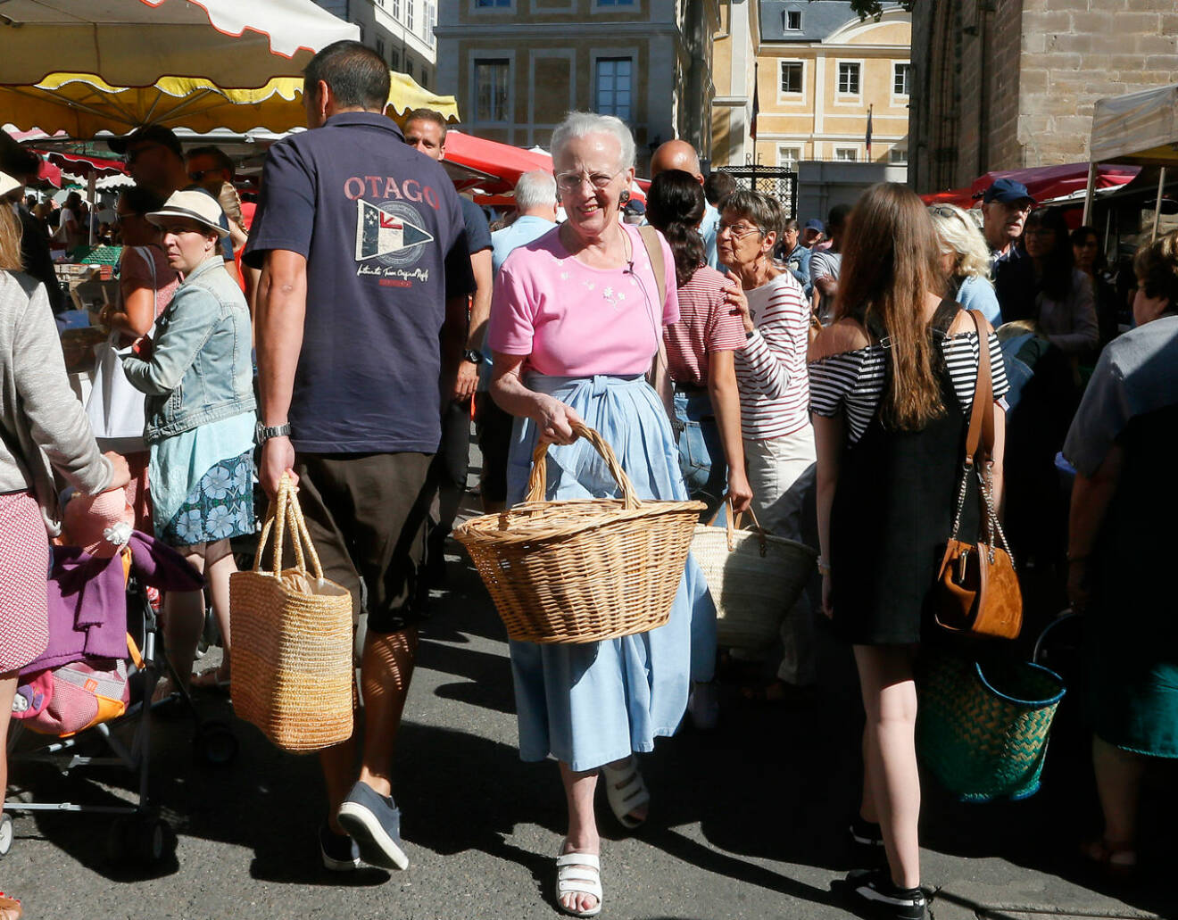 Drottning Margrethe på shoppingrunda bland torgstånden i franska staden Cahors.