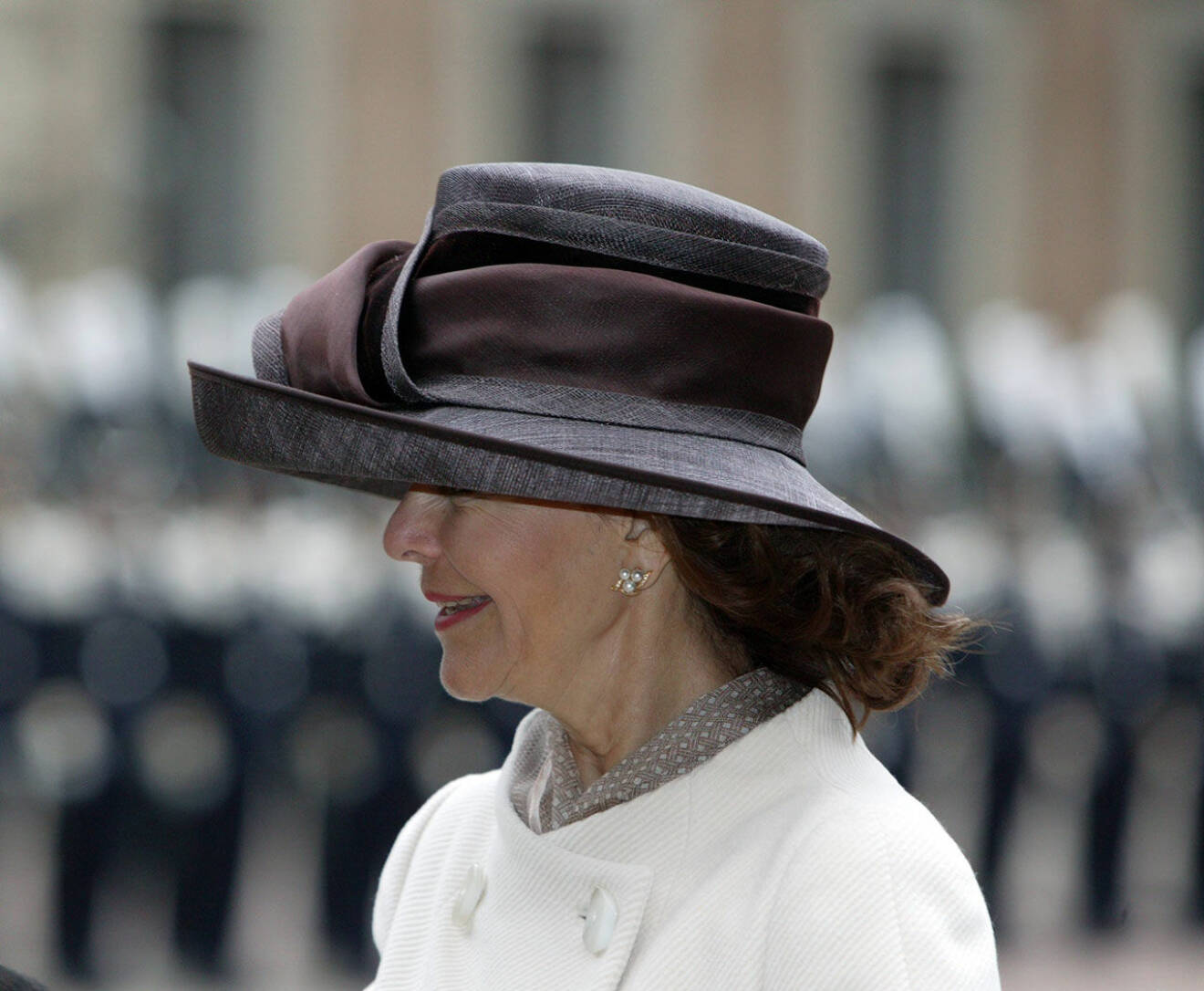 Silvia i brun hatt
