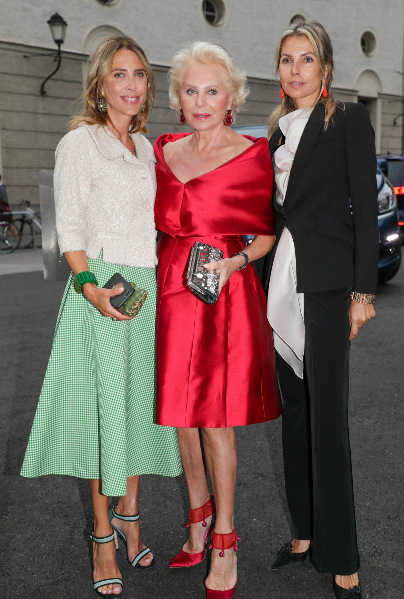Chris mamma Eva O’Neill och systrar Tatjana d’Abo och Natascha Abensperg und Traun vid festivalen i Salzburg.