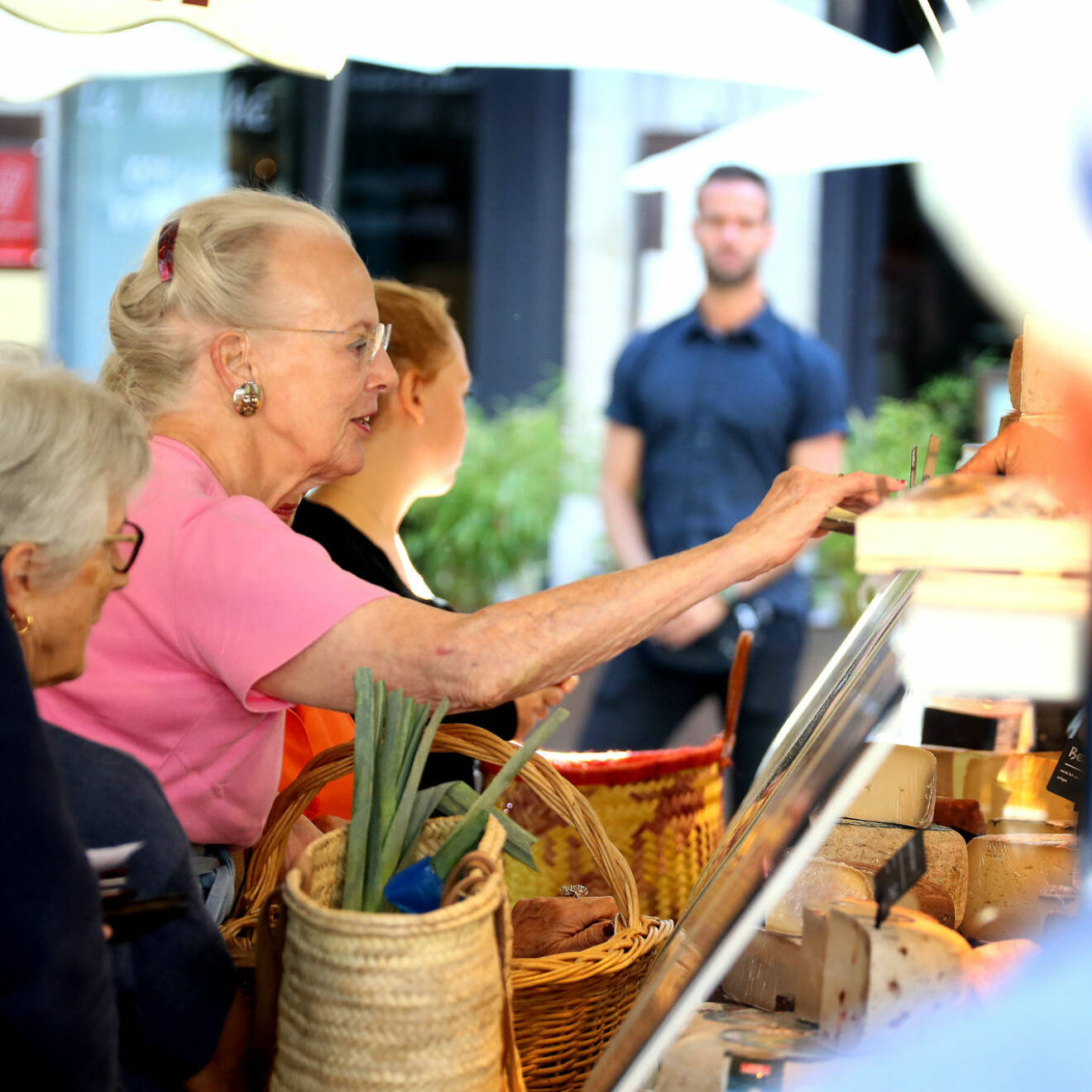 Drottning Margrethe handlar ost, säpo i bakgrunden.