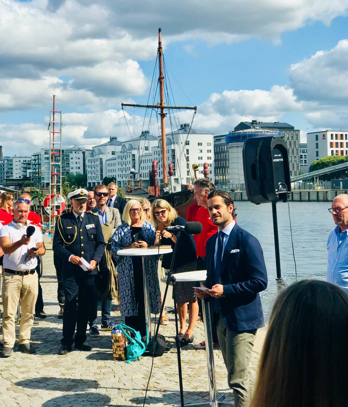 Prins Carl Philip håller tal och hyllar Sjöräddningssällskapet.
