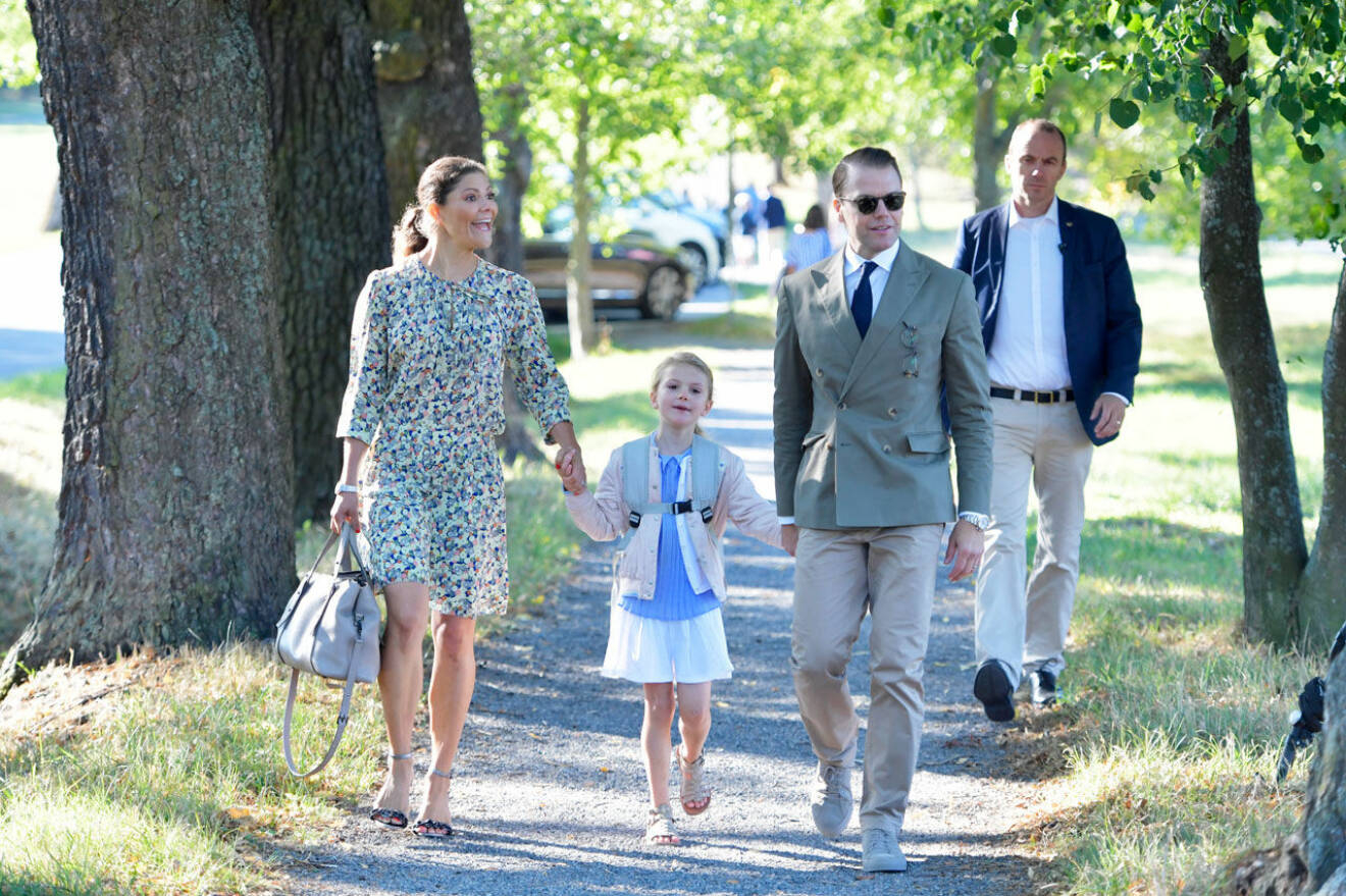 Prinsessan Estelle på Djurgården med mamma och pappa.