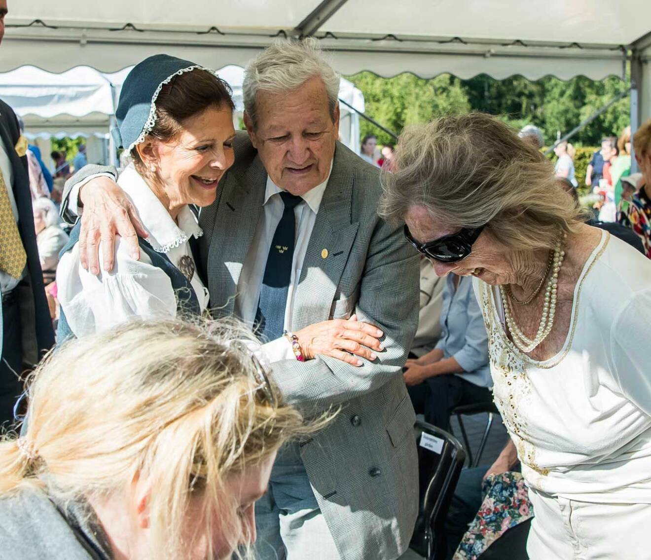 Drottning Silvia bjuder på en kram på De Gamlas Dag på Ekerö.