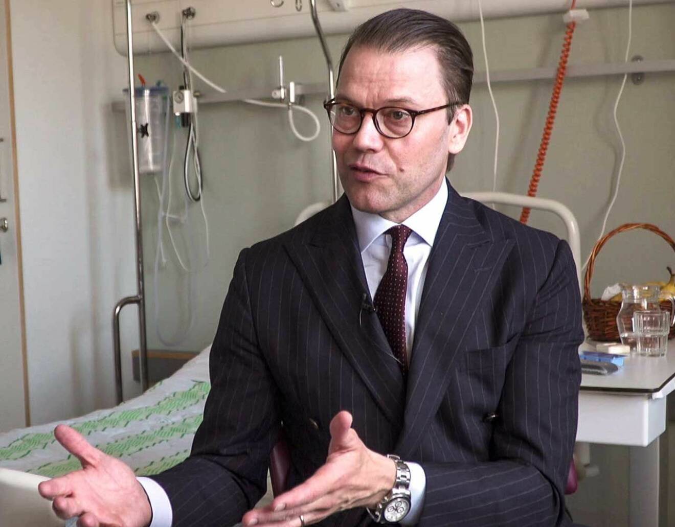 Prins Daniel berättar om sin njuroperation vid besöket på Karolinska universitetssjukhuset i Huddinge.