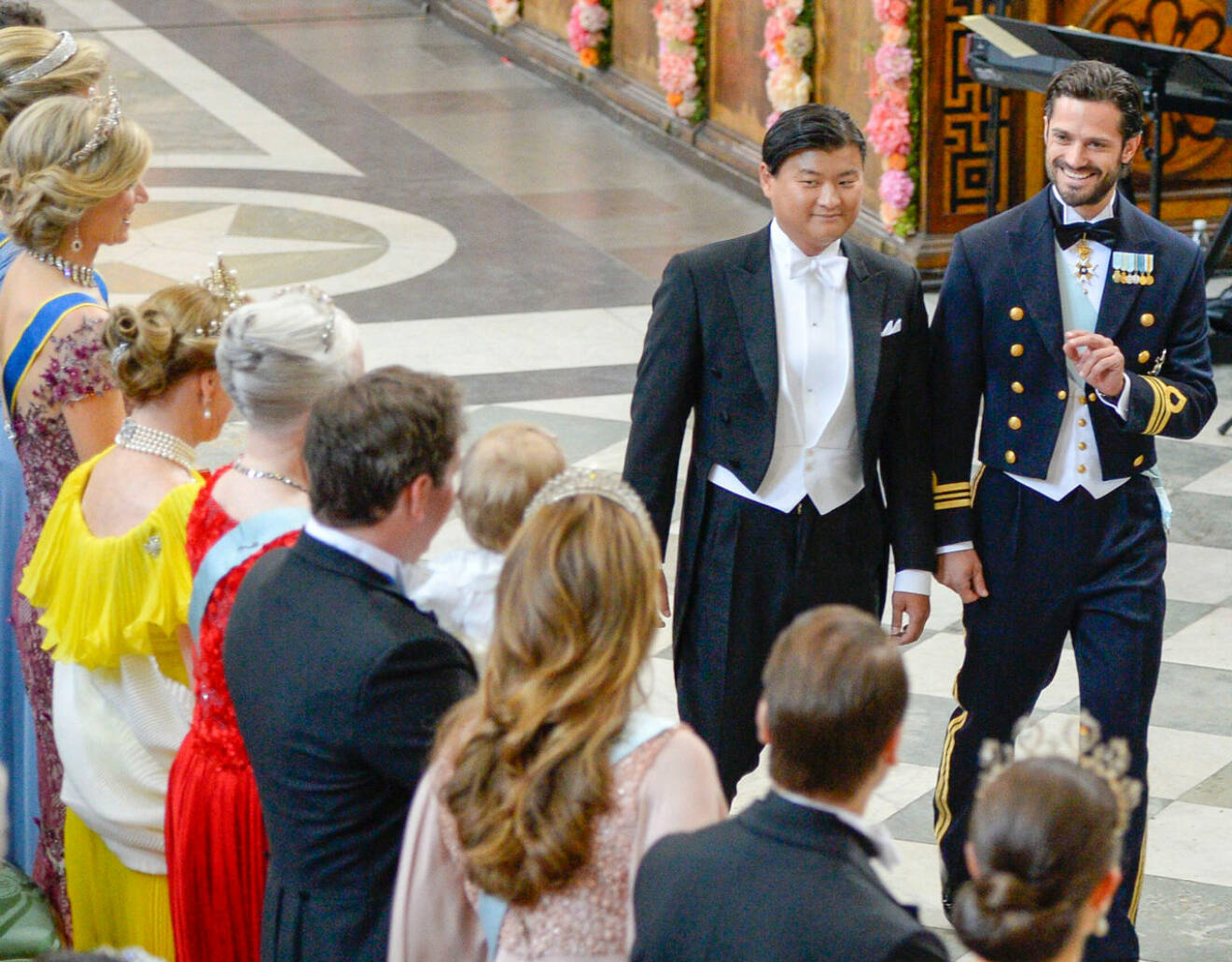 Brudgummen Carl Philip på väg uppför altargången i Slottskyrkan, tillsammans med sin bestman Jan-Åke Hansson.
