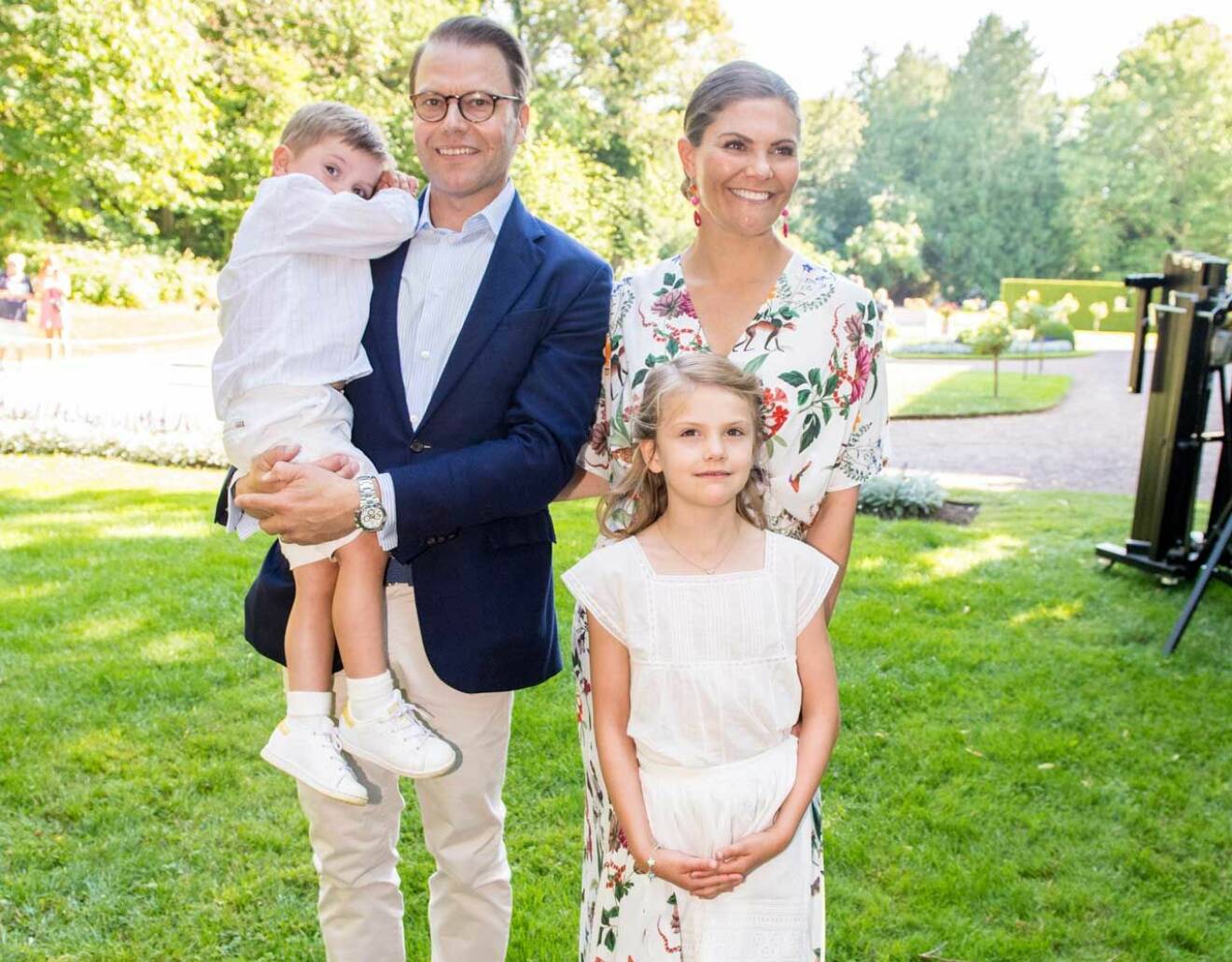 Prins Daniel med prinsessan Estelle och prins Oscar. Men efter njurtransplantationen var han orolig att han inte skulle kunna bli pappa.