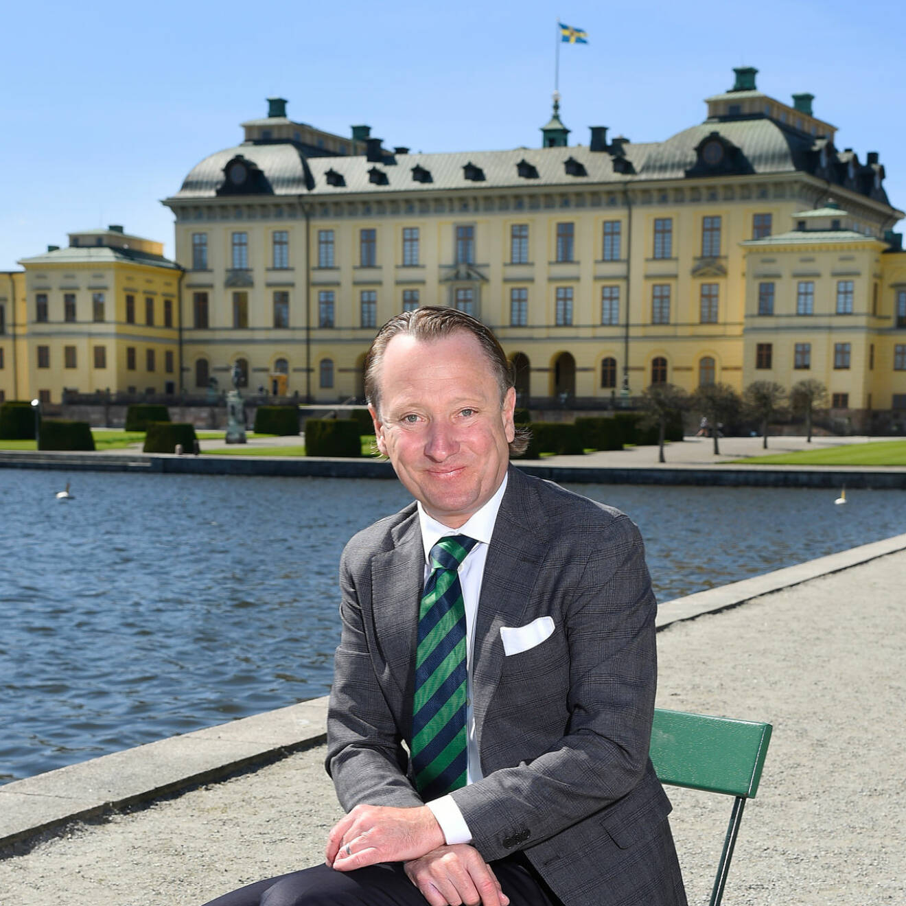 Svensk Damtidnings chefredaktör Johan T Lindwall framför Drottningholms slott.