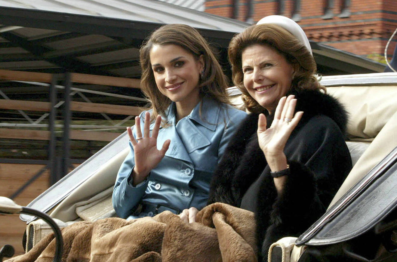 2003 fick Sverige statsbesök av Jordanien, och då togs denna underbara bild på drottning Silvia och drottning Rania. 