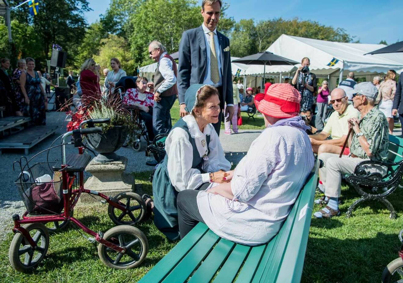 Drottning Silvia sprider glädje på De Gamlas Dag i Ekebyhovs slottspark.