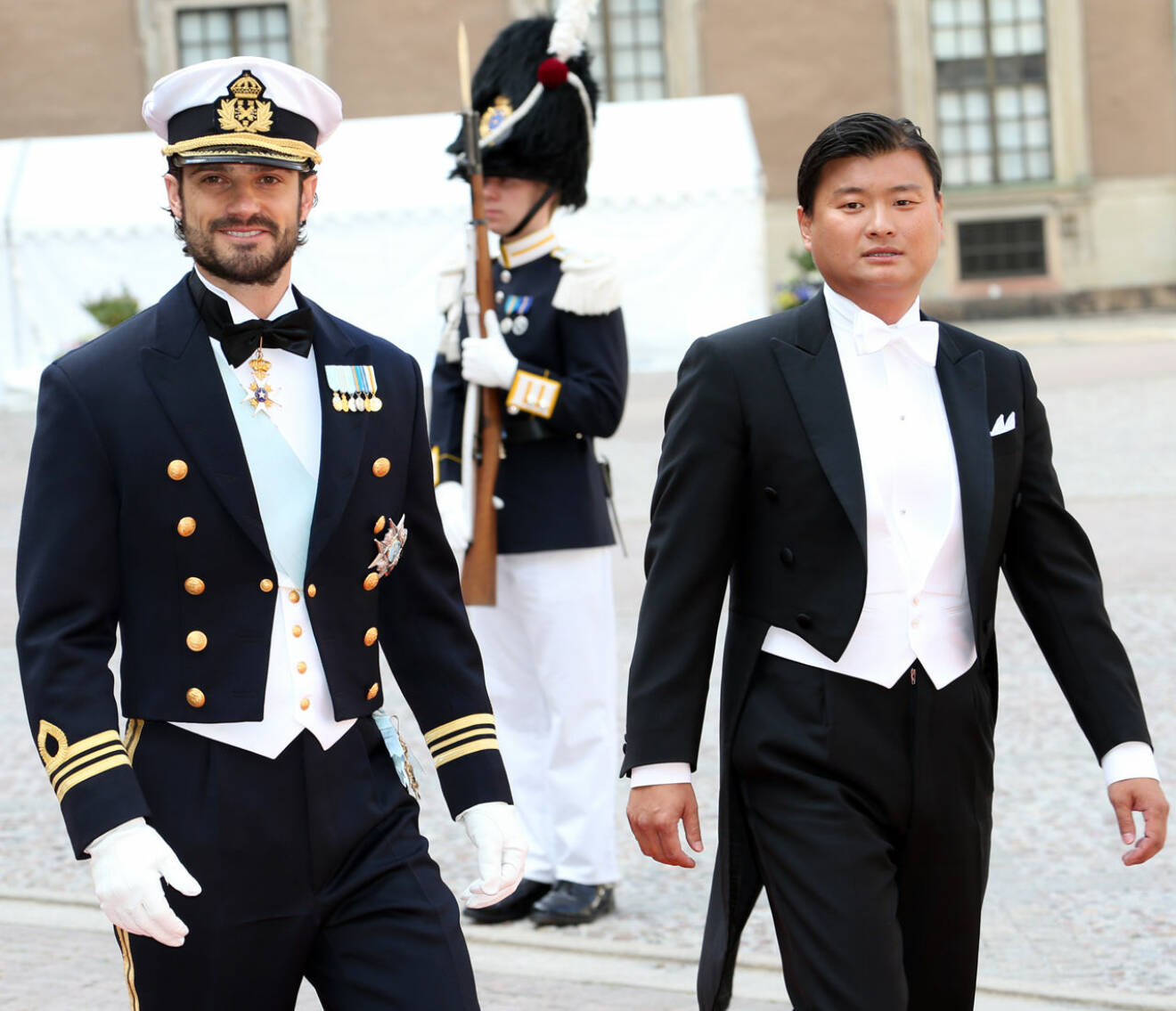 Prins Carl Philip med sin bestman Jan-Åke Hansson.