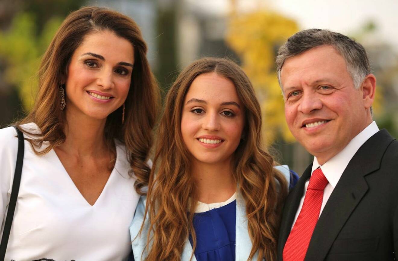 Drottning Rania och kung Abdullah II tillsammans med sin äldsta dotter, Iman. 