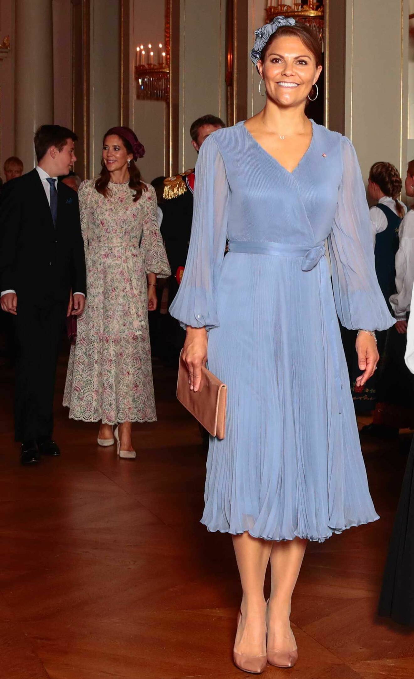 Kronprinsessan Victoria i sin vackra plisserade klänning från Jennifer Blom.