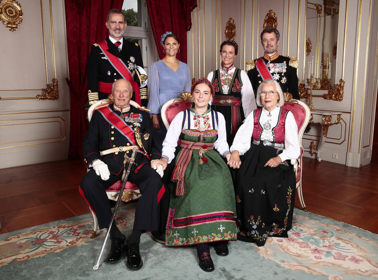 Ingrid Alexandra tillsammans med sina gudföräldrar. Från vänster, kung Felipe, kronprinsessan Victoria, prinsessan Märtha Louise, kronprins Frederik. Längst fram sitter kung Harald till vänster om Ingrid Alexandra och Marit Tjessem till höger.