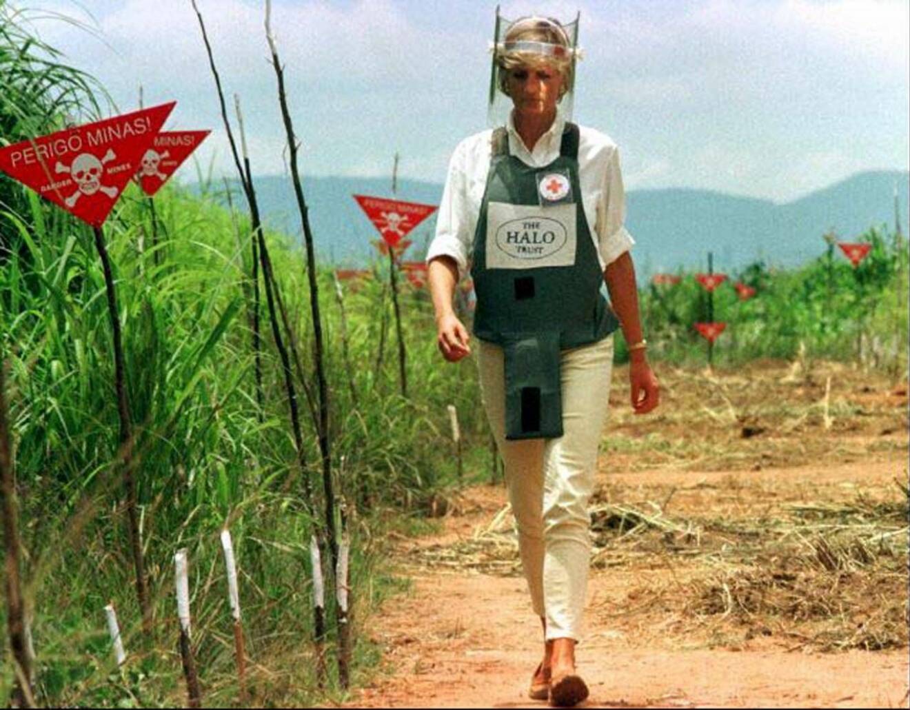 Diana går genom ett aktivt minfält i Angola 1997.