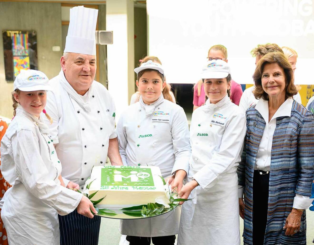 Drottning Silvias Mentor firar 25-årsjubileum och här är jubileumstårtan.