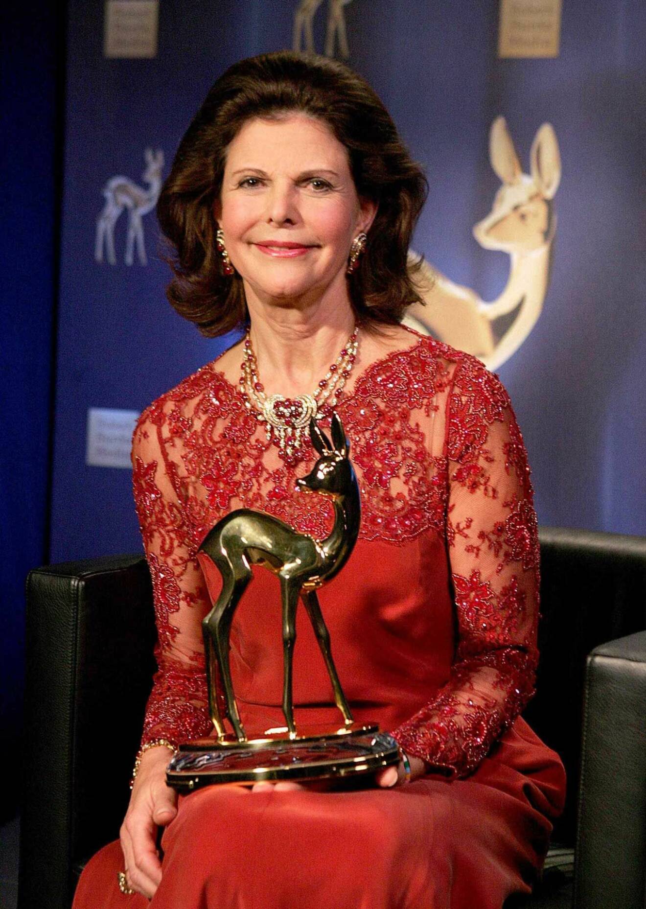 Drottning Silvia med sitt Bambi-pris som hon fått i Tyskland.