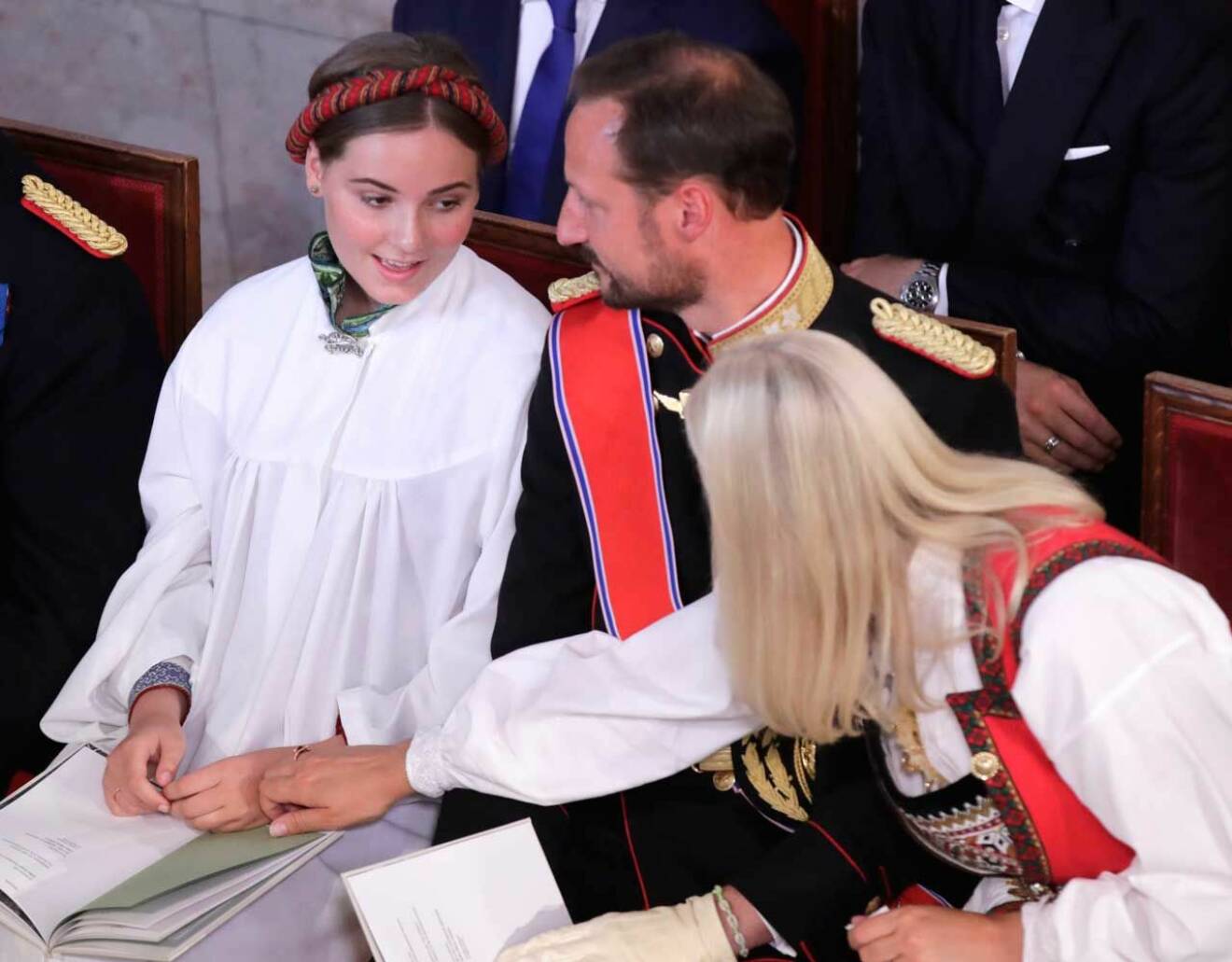 Lyckotårar för kronprinsessan Mette-Marit när hennes dotter konfirmerades.