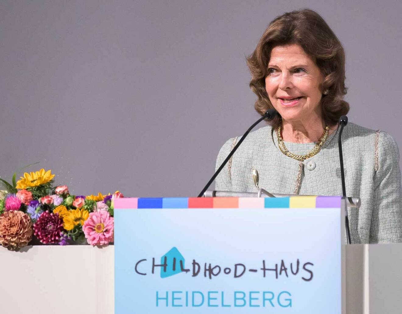 Drottning Silvia håller tal vid invigningen av Childhood Haus i Heidelberg.