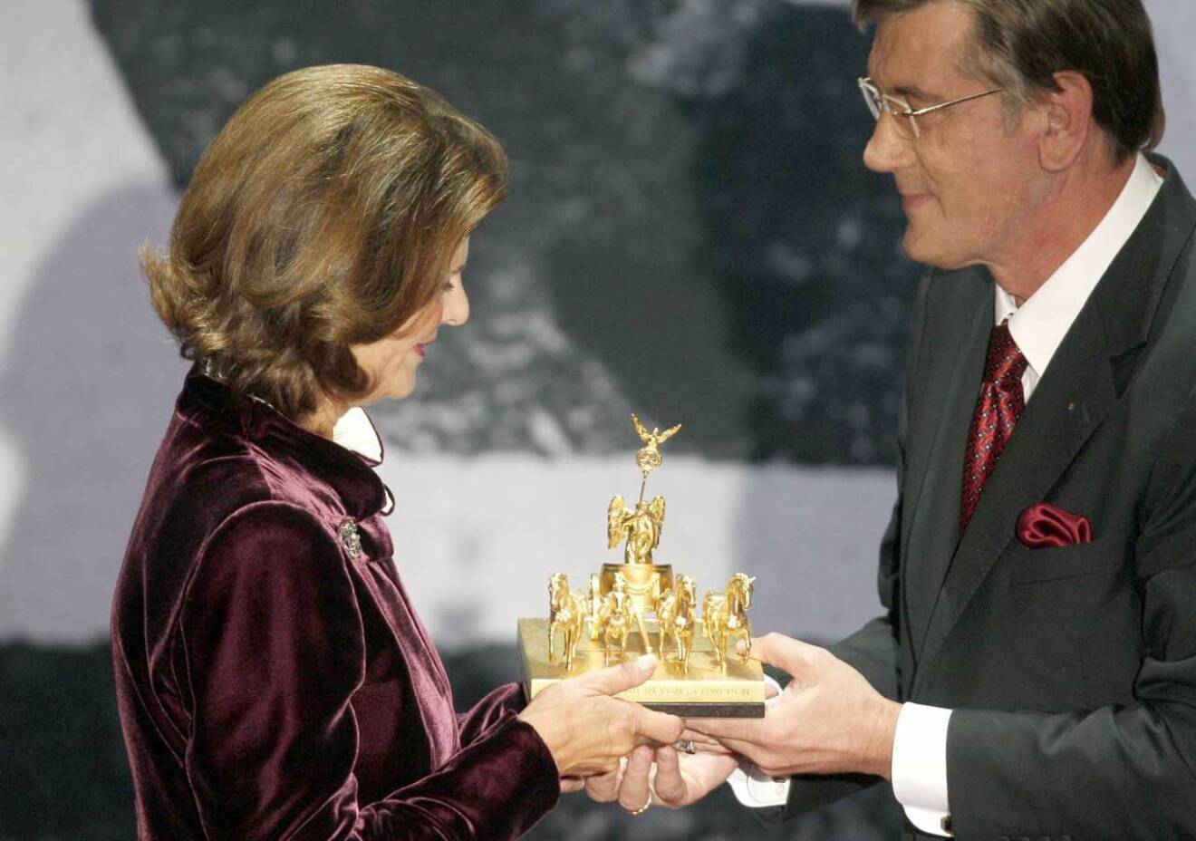 Drottning Silvia får Die Quadriga Award i Berlin 2007.