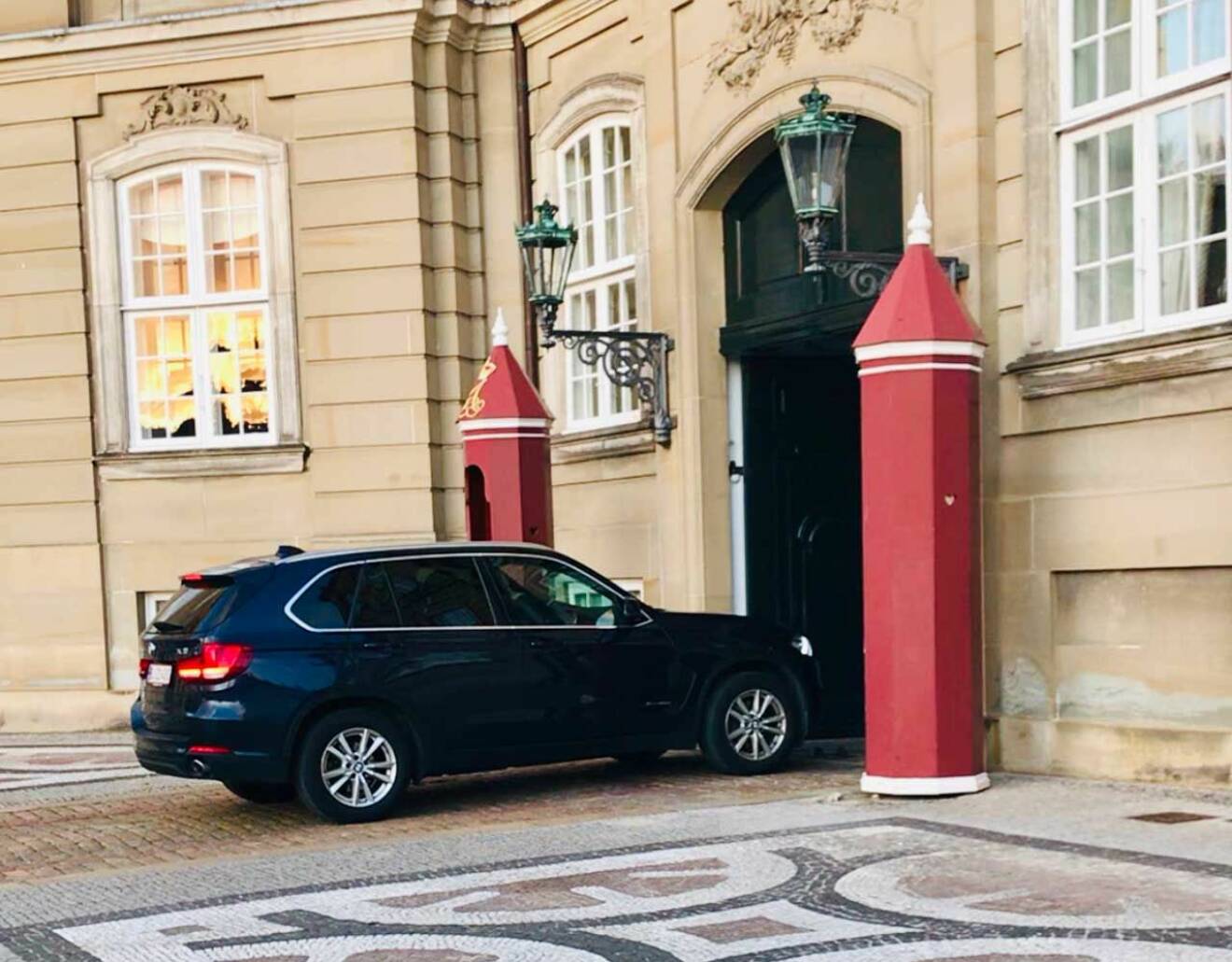 Kronprinsessan Victoria och prins Daniel på väg till kvällens privata middag på Amalienborg i Köpenhamn.