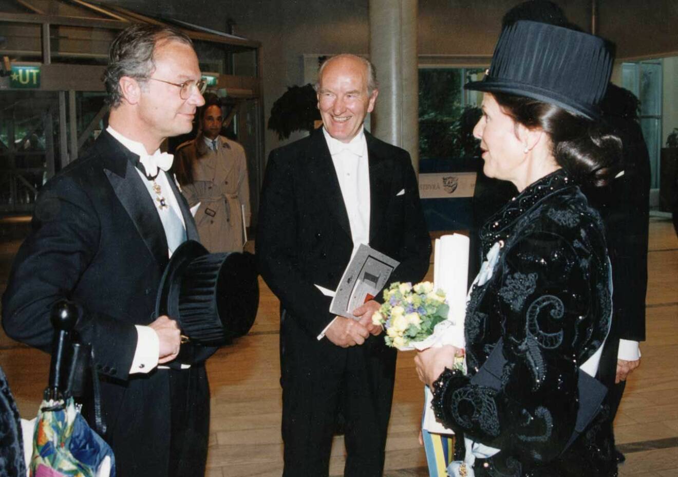 Kungen gratulerar drottning Silvia som blev hedersdoktor vid Göteborgs universitet 1999.