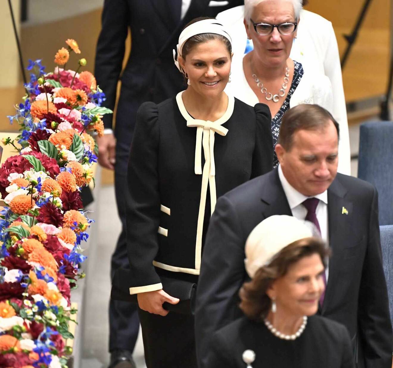 Kronprinsessan Victoria och drottning Silvia anländer till Riksdagshuset tillsammans med statsminster Stefan Löfven.